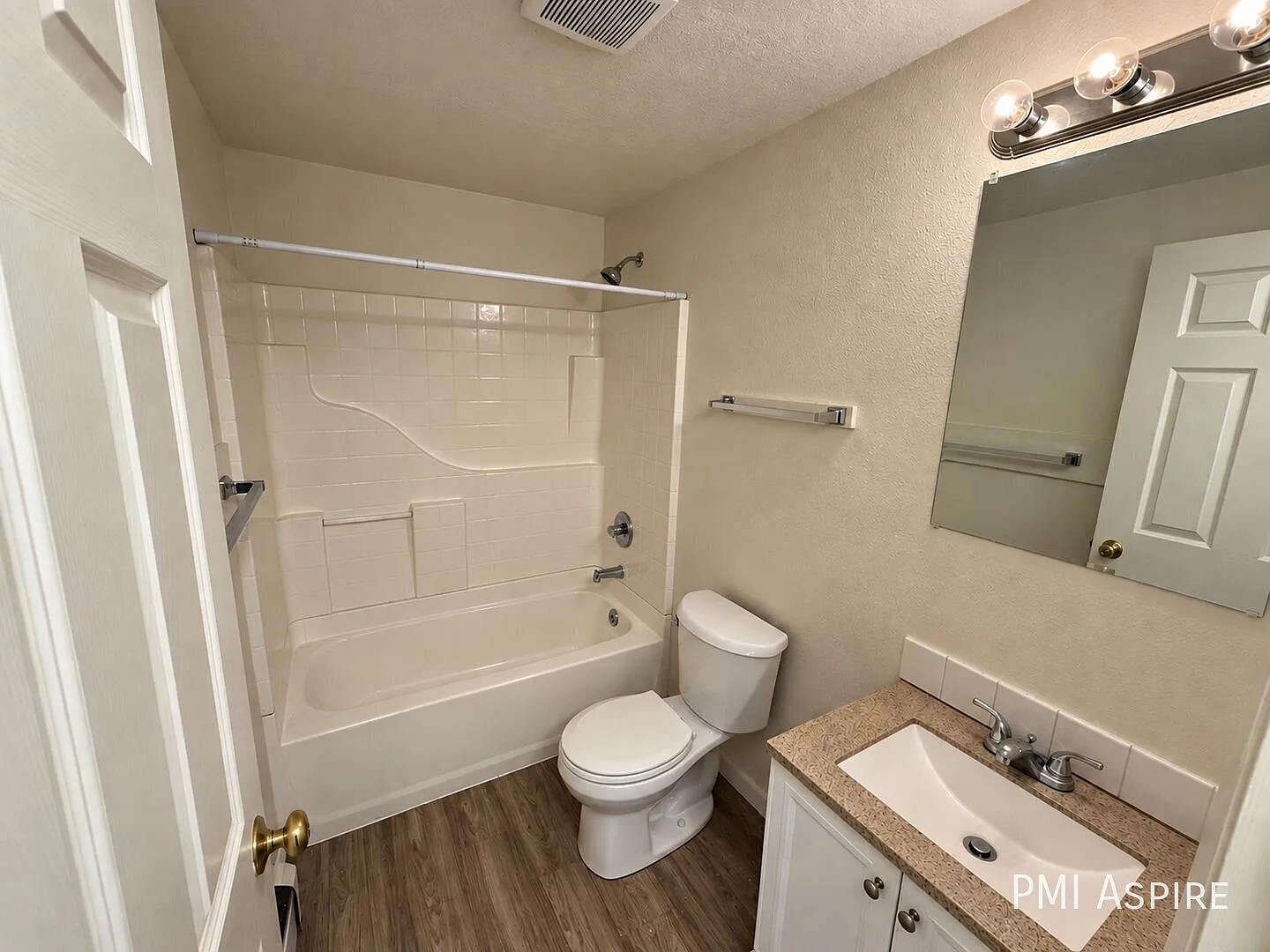 2916 Glendale Dr — Photo 3