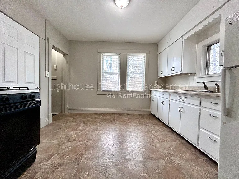 1126 Holt St — Photo 3