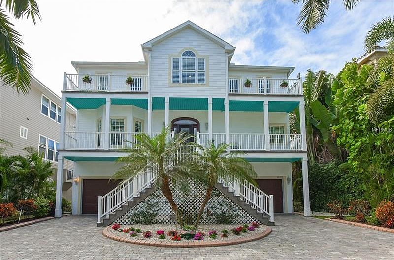 Beautiful Entryway. 1500 square feet of garage space. Room for up to 3 cars and a workshop.