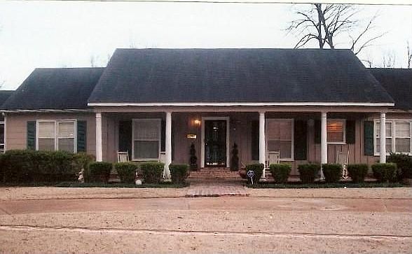 1st image of 714 W 2nd St
