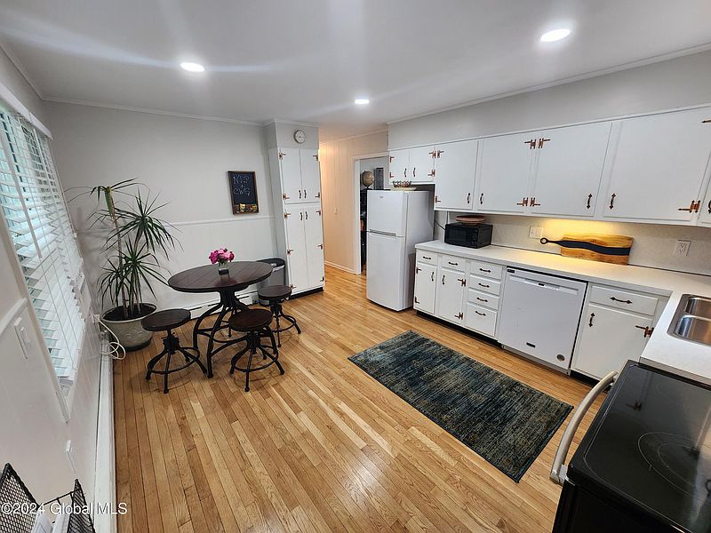 5th image of 11 Sanford Avenue