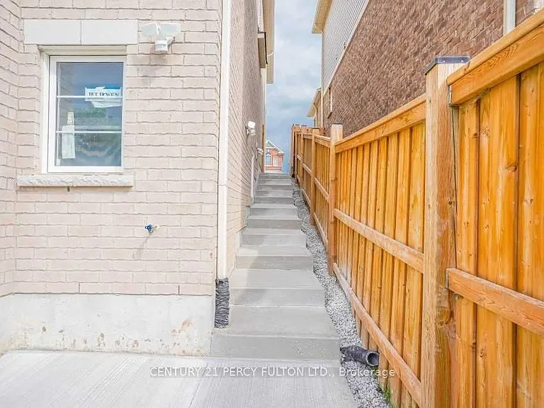 1040 Foxtail Cres #BASEMENT — Photo 3