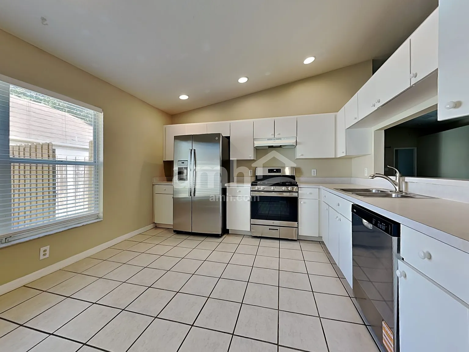 4 bed, 2.0 bath, 1813 sqft, $2,390 — Photo 3