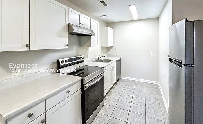 2 bed, 1.0 bath, 990 sqft, $999 — Photo 2