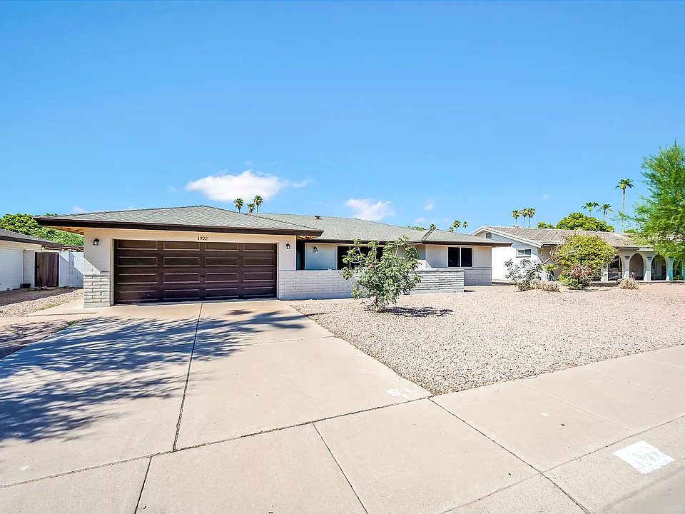 1922 E Laguna Dr