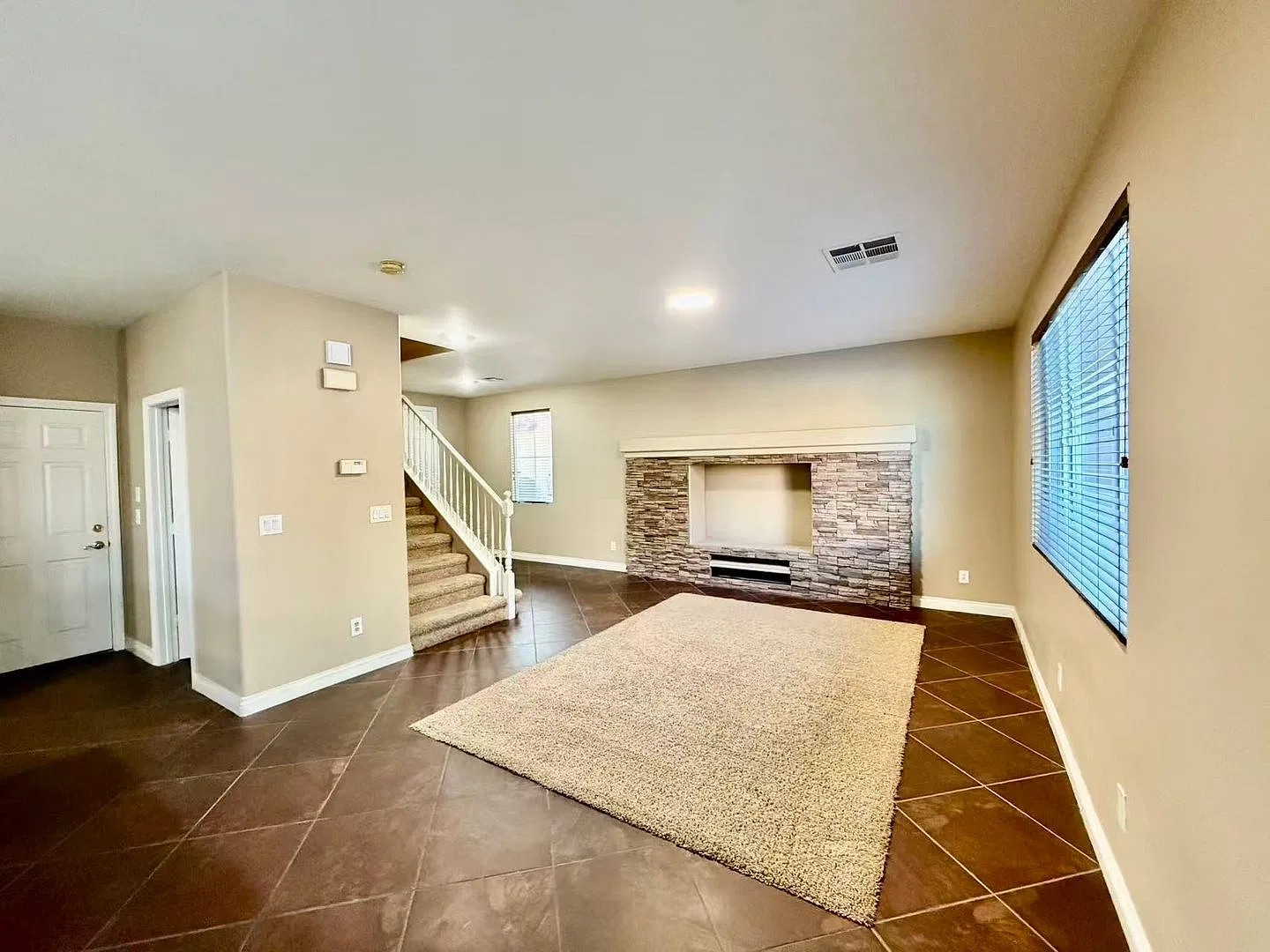 Spacious 3-Bed Home in Mountains Edge with Loft & Patio — Photo 4