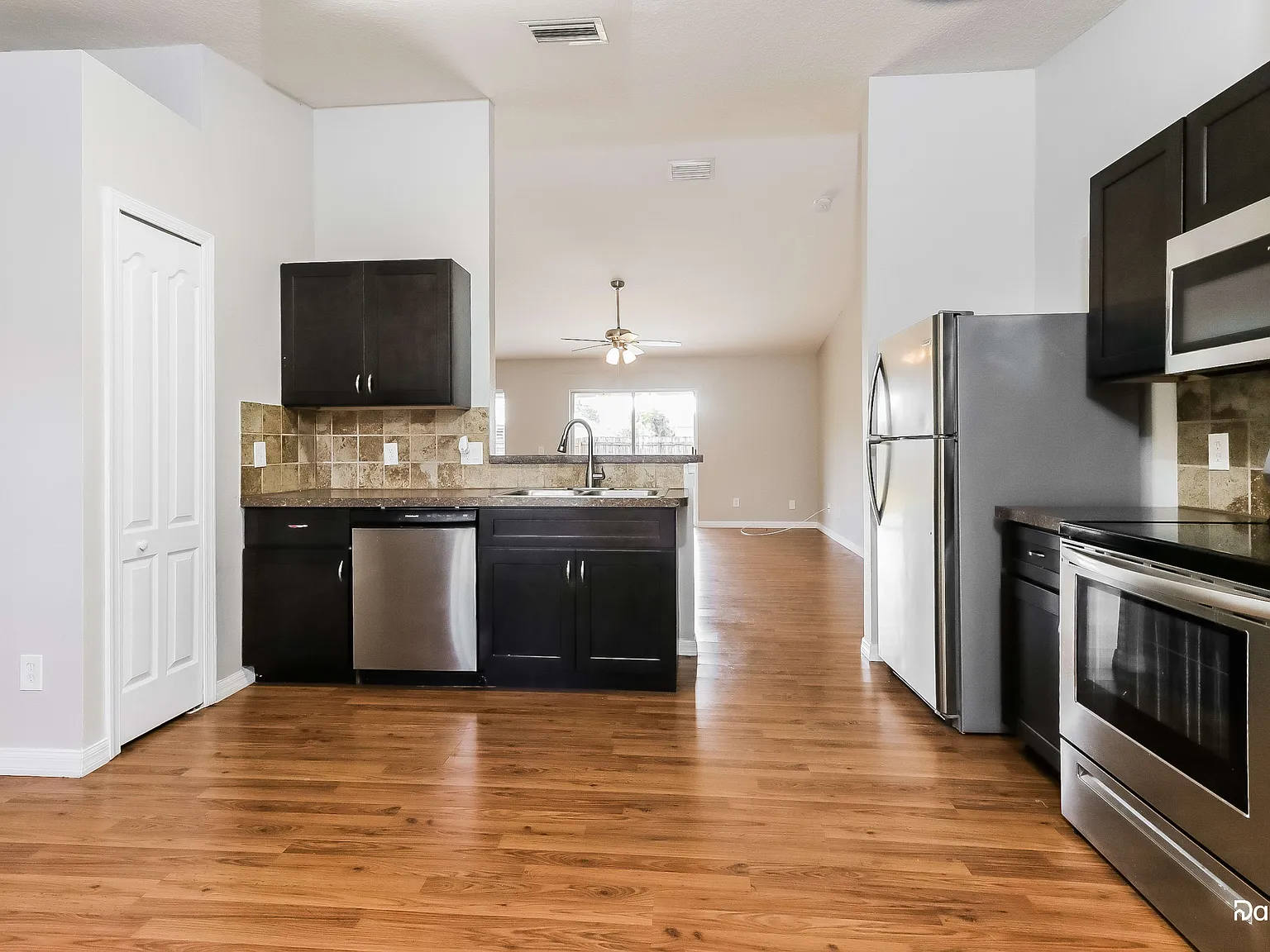 3 bed, 2.0 bath, 1432 sqft, $2,415 — Photo 3