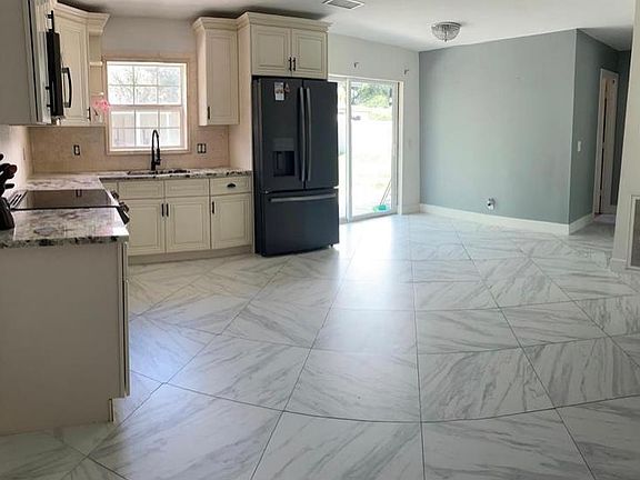 3rd image of 2075 Balfour Cir