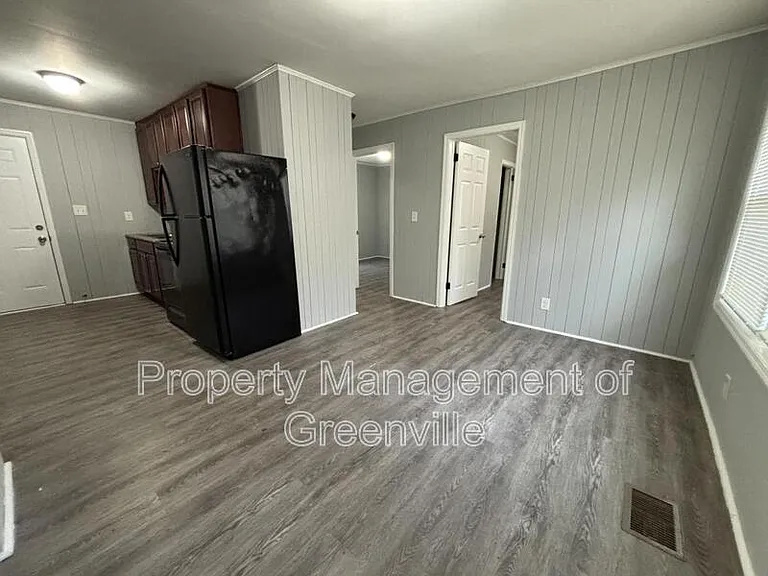 326 Loop St #E — Photo 4