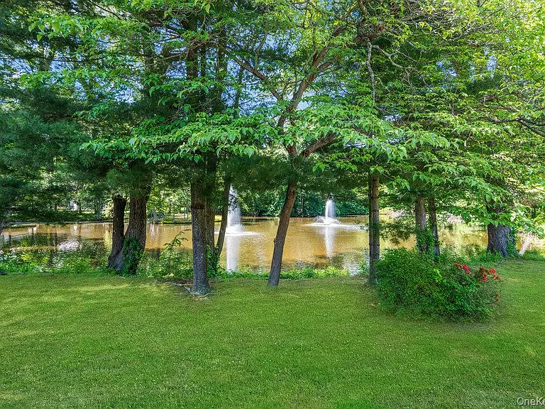 90 Foxwood Dr — Photo 41