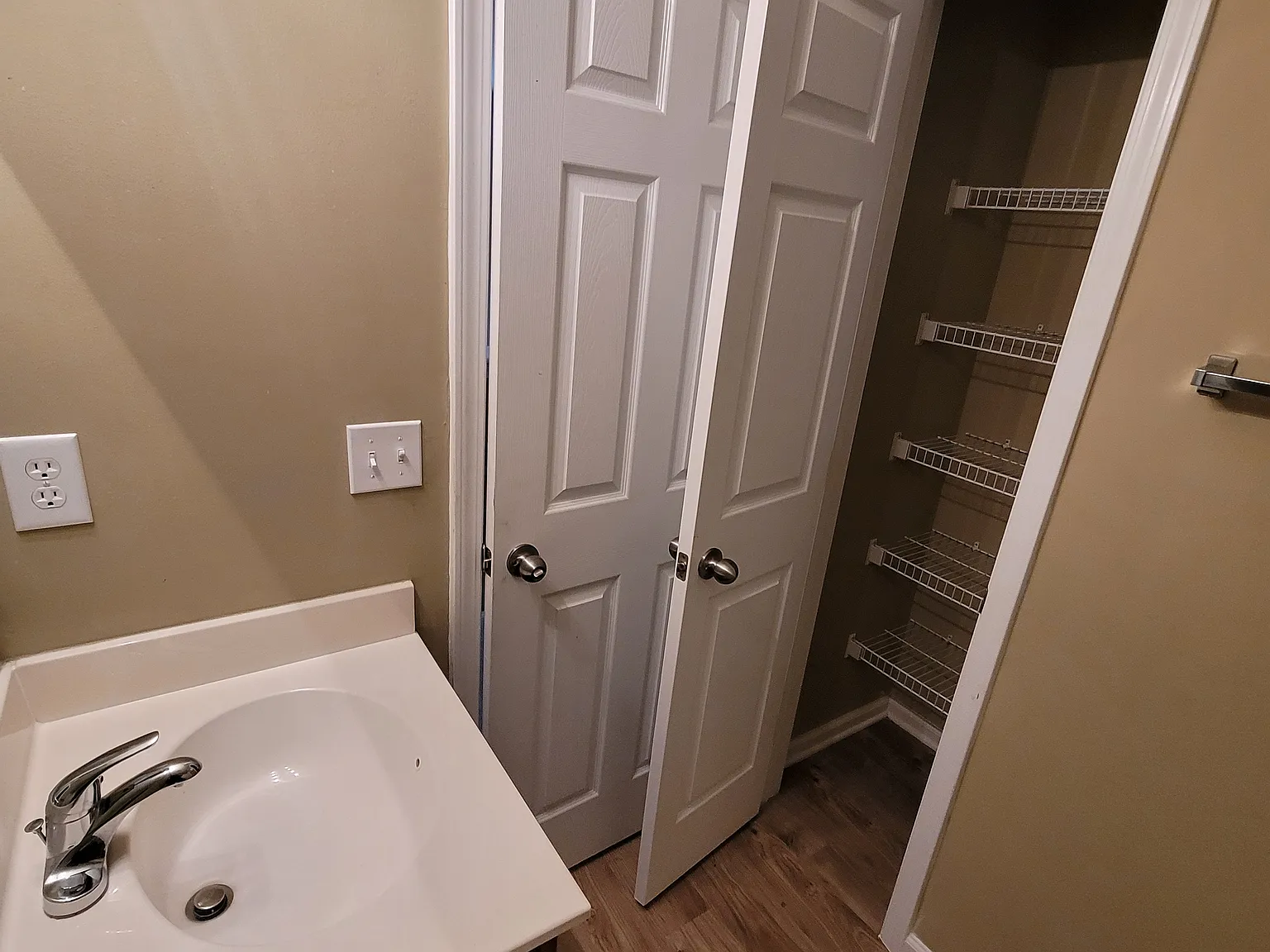 1 bed, 1600 sqft, $1,050 — Photo 4