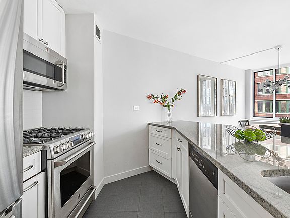 5th image of 295 Greenwich St APT 5A
