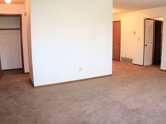 3rd image of 814 Oakcrest St APT 2