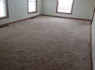 305 4th St SW, State Center, IA 50247