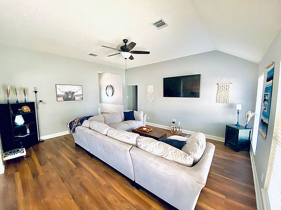 4th image of 807 Dogwood St