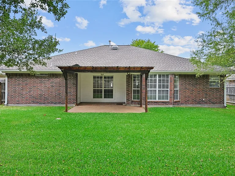 1208 Markham Ln — Photo 17