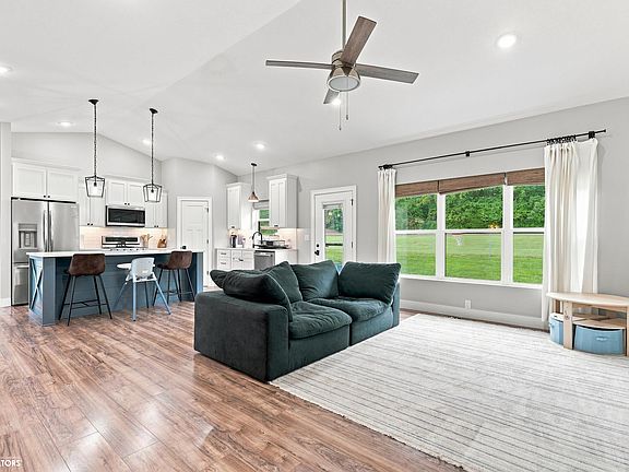 3rd image of 14 Green Oak Ct