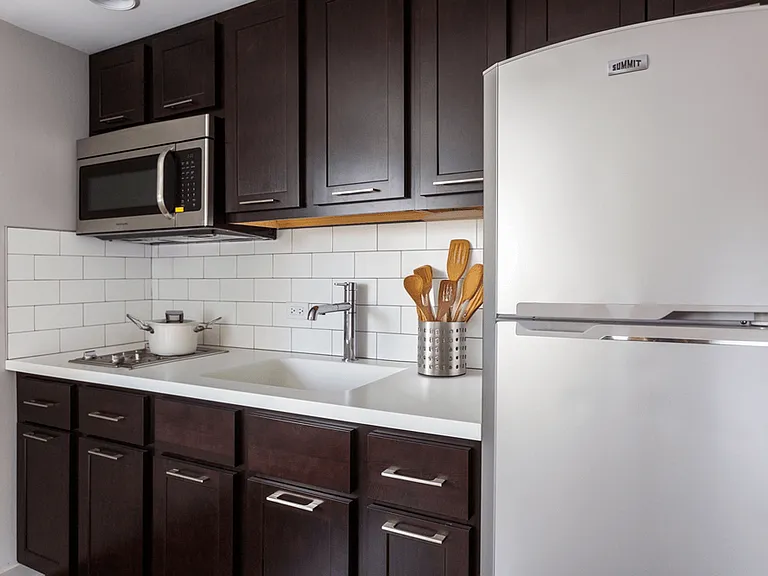 Kenmore Place - 6119 N Kenmore Ave — Photo 5