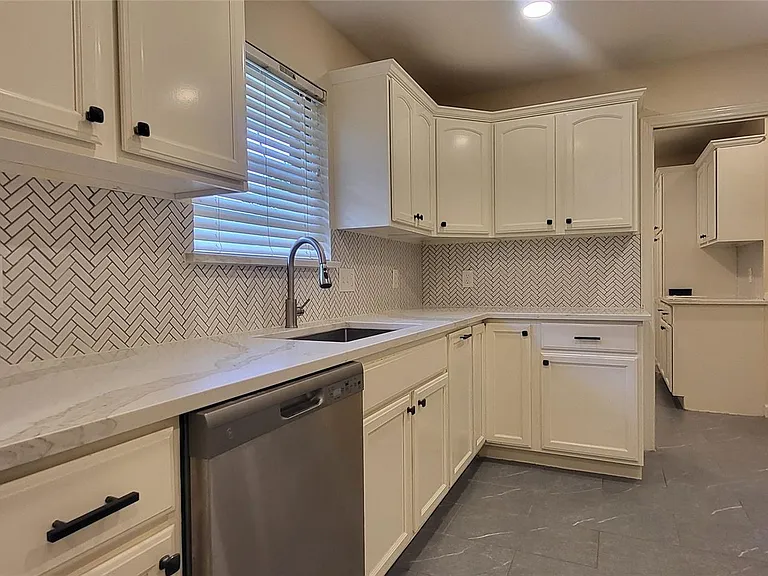 1902 Amy Dr — Photo 24