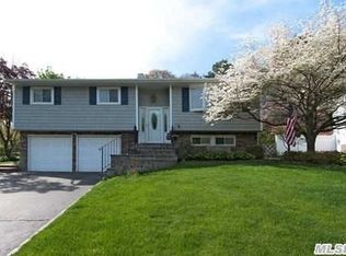 107 Morewood Dr, Smithtown, NY 11787