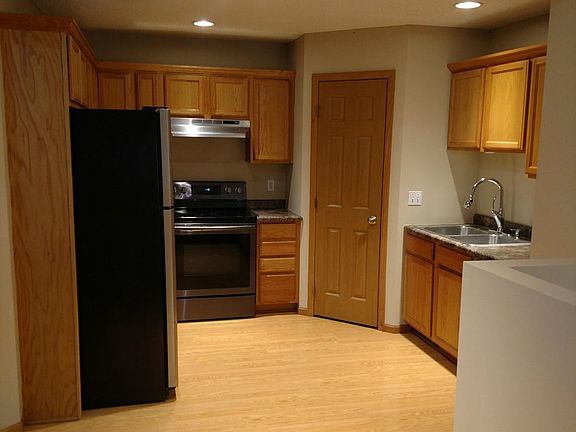 4th image of 821 Creekside Cir