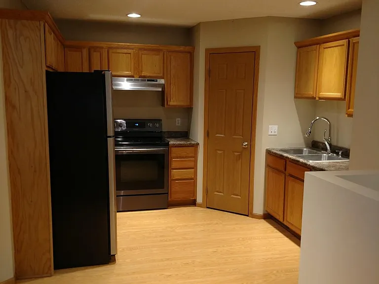 821 Creekside Cir — Photo 4