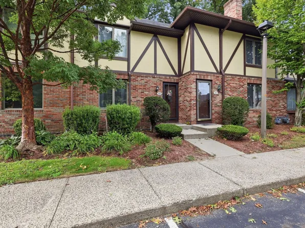 18 Mansion Woods Dr #C, Agawam, MA 01001