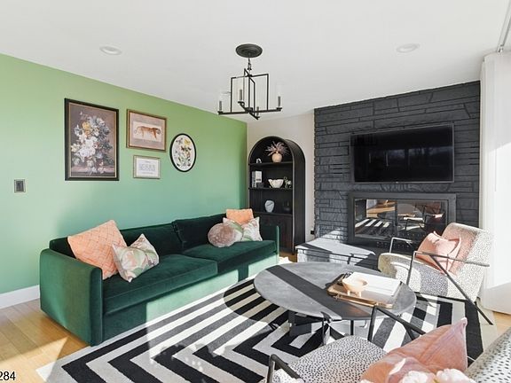 4th image of 21 Skyview Rd