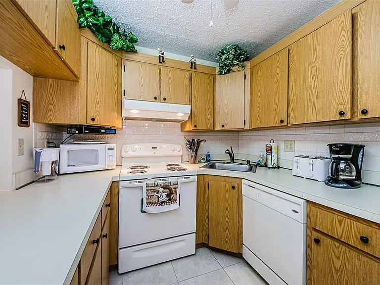1151 Pine Ridge Cir W #F1 — Photo 17