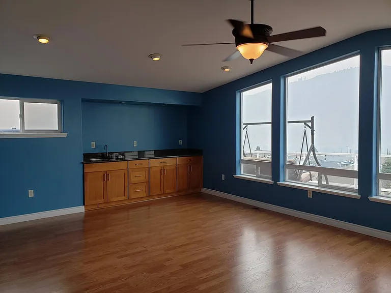 Huge bonus room. I sat about 30 people for dinners in this room. Views of mountains and river.