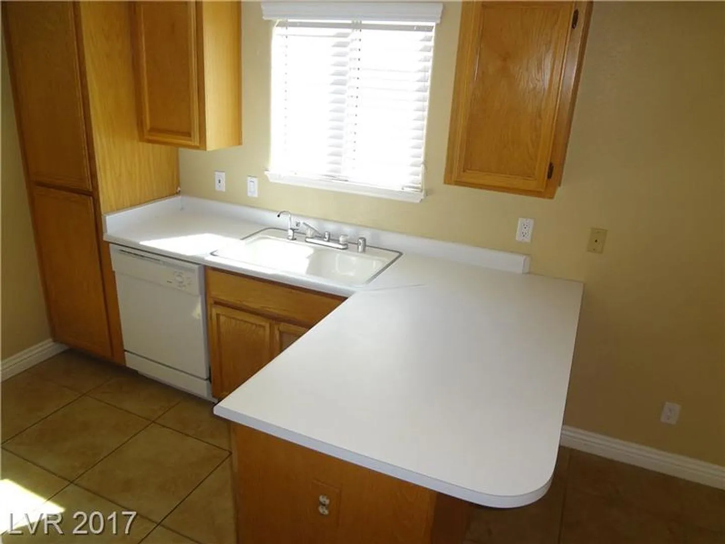 Beautiful 1,261 Sq Ft, 2 Story, 3bd, 2.5 Bth, 2 Car Garage, Located Near Park, Shopping And Schools. — Photo 3