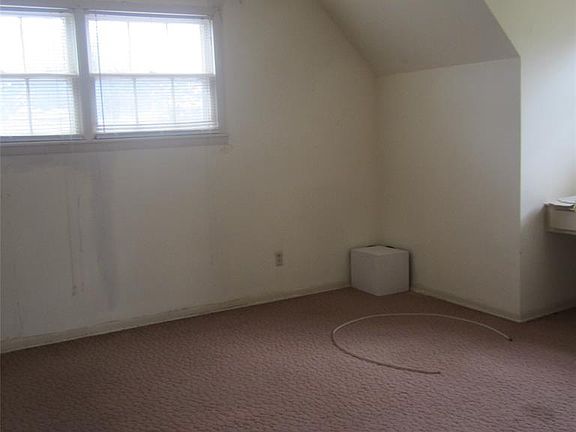 4th image of 1685 N Willis St