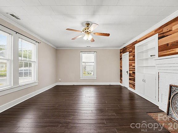 4th image of 1911 Central Dr