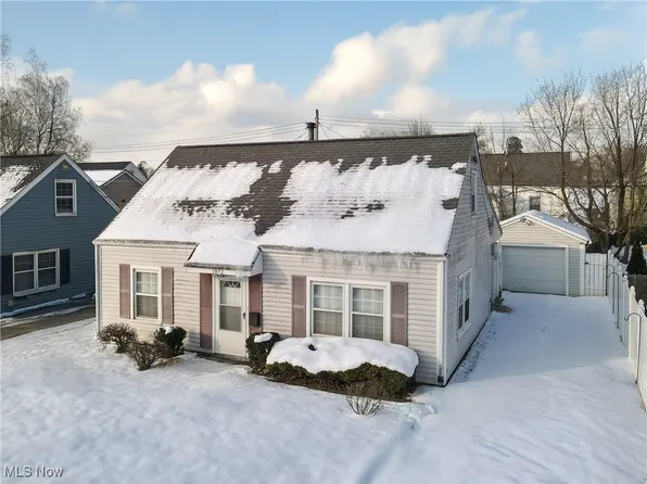 1972 Victoria St, Cuyahoga Falls, OH 44221