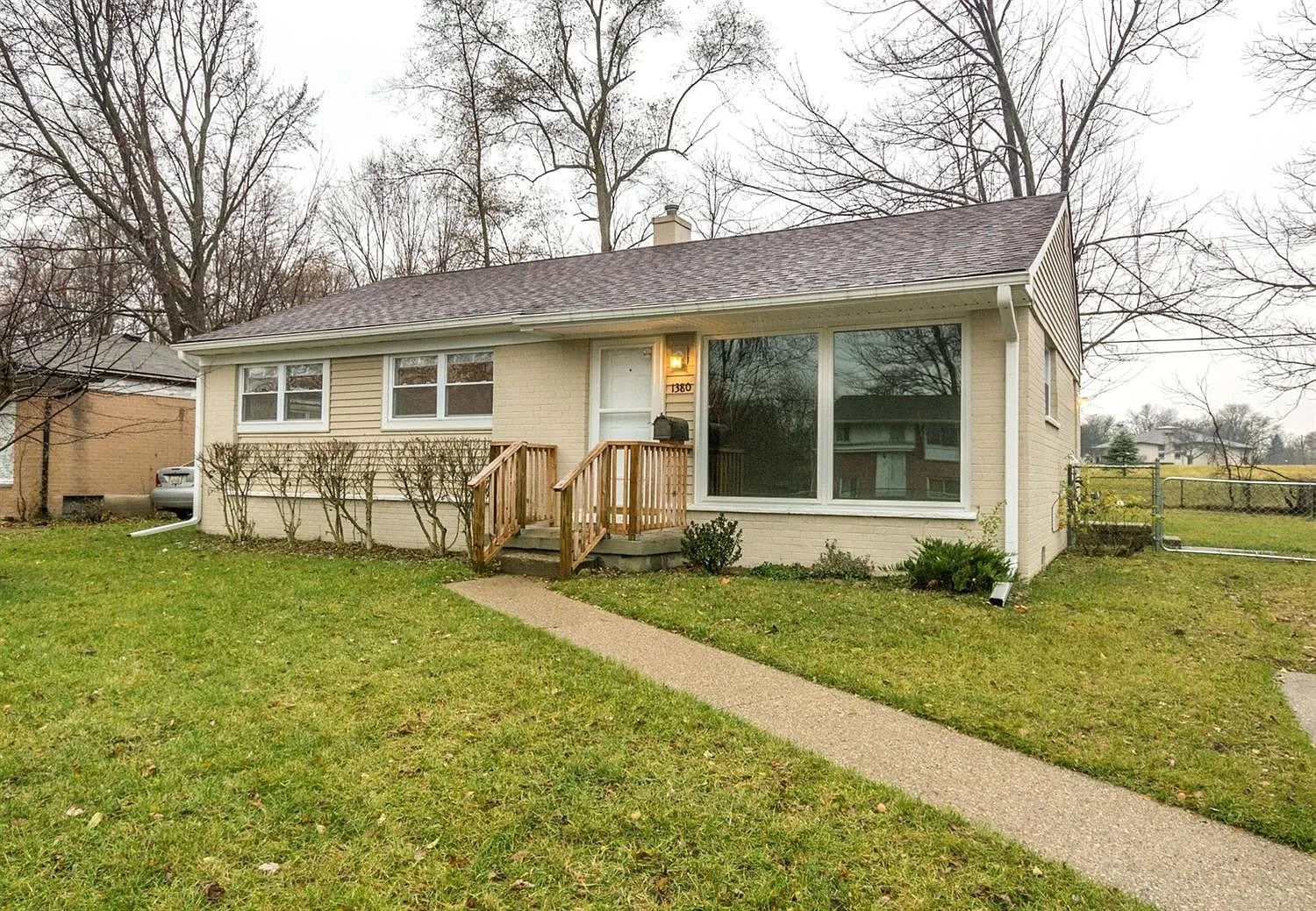 1380 Gattegno St photo 1