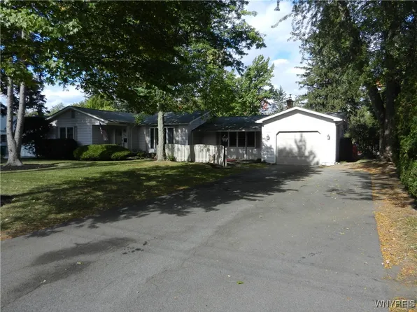 4180 Norway Pl, Hamburg, NY 14075