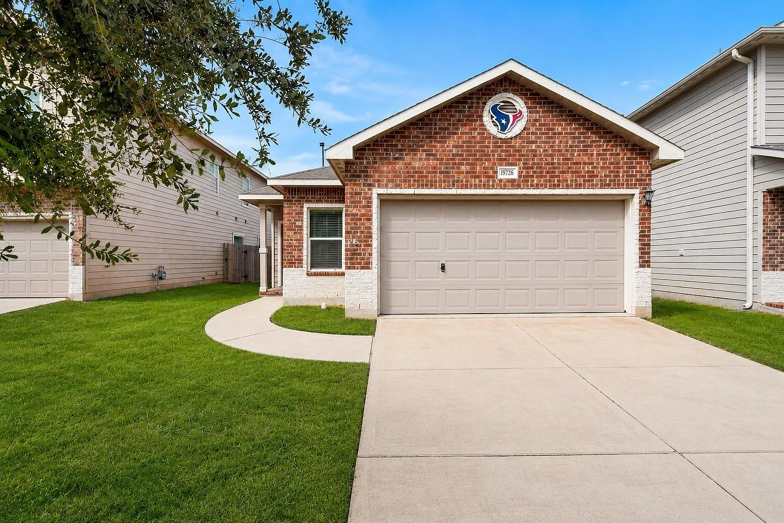 3 bed, 2.0 bath, 1762 sqft, $2,100 — Photo 4