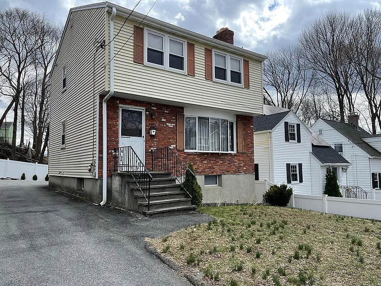 19 Marlborough Rd — Photo 1