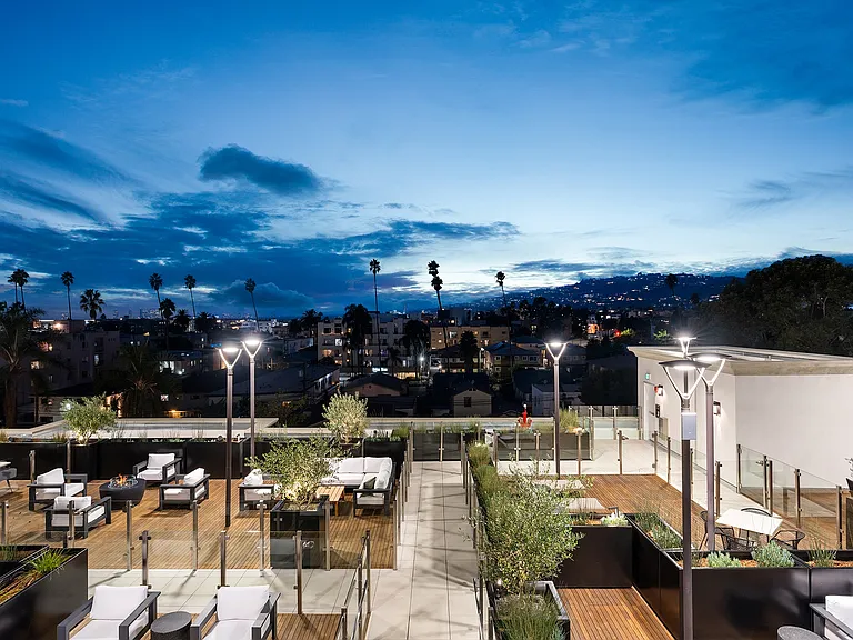 Silhouette Apartments — Photo 32