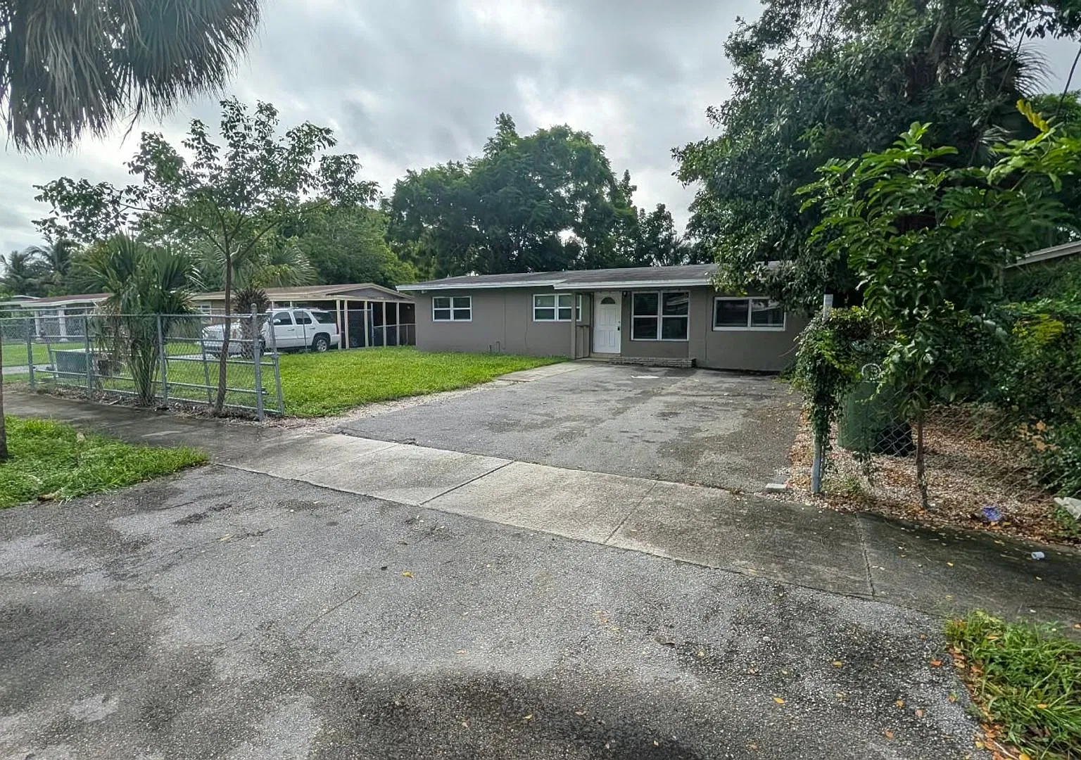 Comfort & Convenience! 3BR Home with Private Yard — Photo 2
