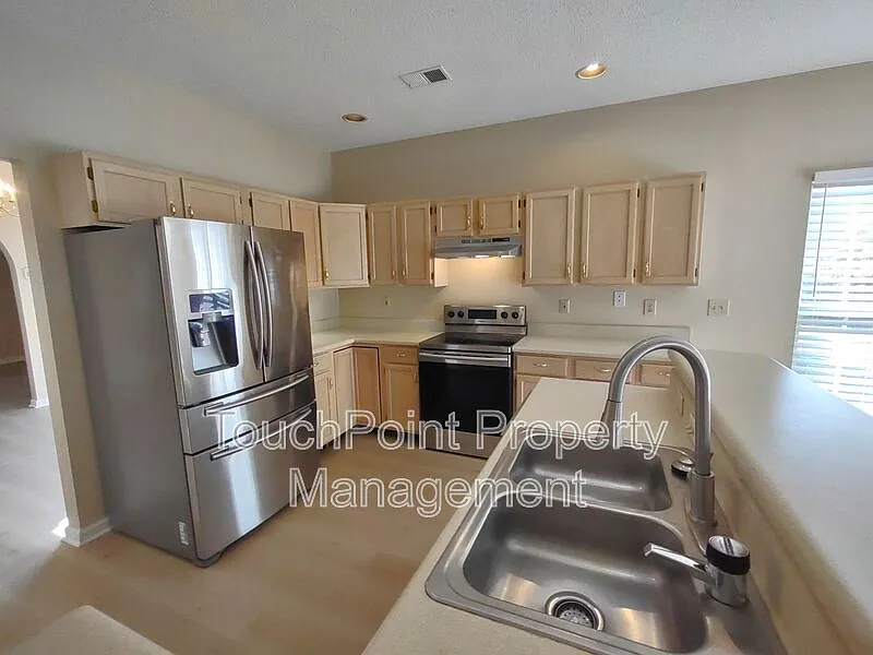 4 bed, 2.5 bath, 2415 sqft, $2,295 — Photo 2