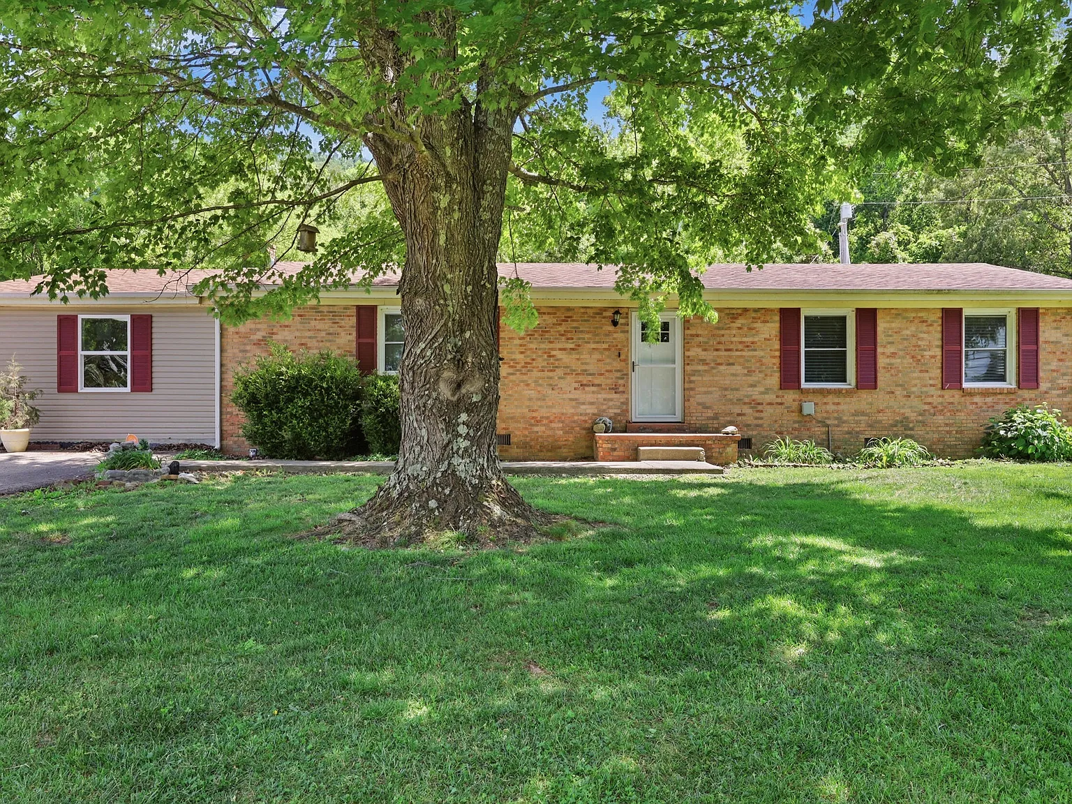 3 bed, 1.5 bath, 1827 sqft, $1,925 — Photo 3
