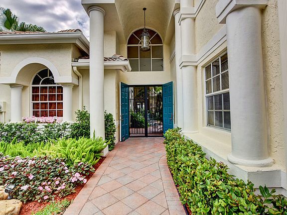 3rd image of 10722 Greenbriar Villa Dr
