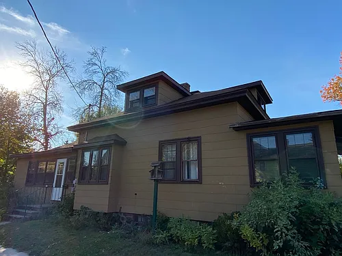 136 E King St Photo 1
