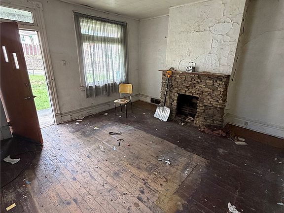 4th image of 111 Patterson St