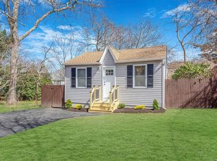 33 Sycamore Rd, Rocky Point, NY 11778