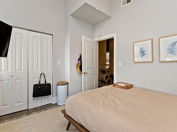 4th image of 1044 W 18th St Floor T2r