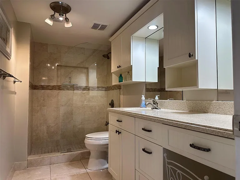 17801 N Bay Rd #212 — Photo 21