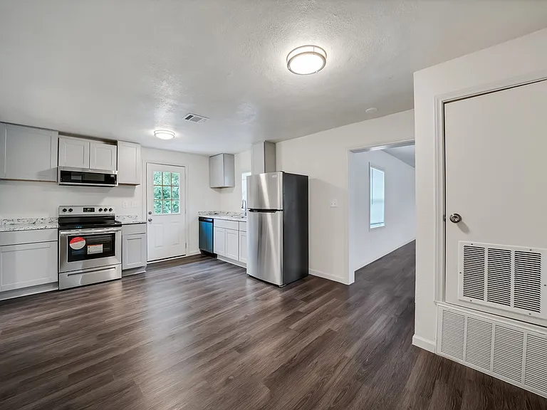 101 W Schreiner St — Photo 13