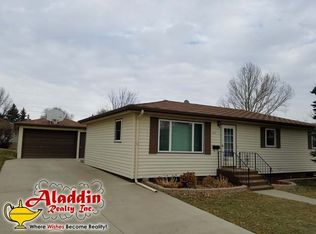 408 14th St NW, Mandan, ND 58554
